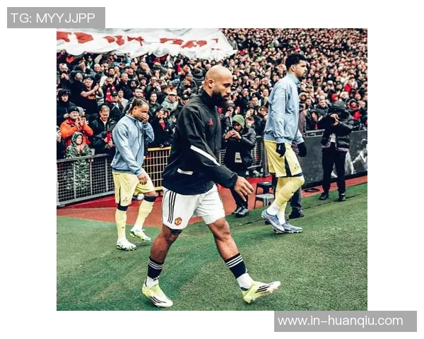 姆伯莫终于领奖英超10月最佳球员奖杯落入手中